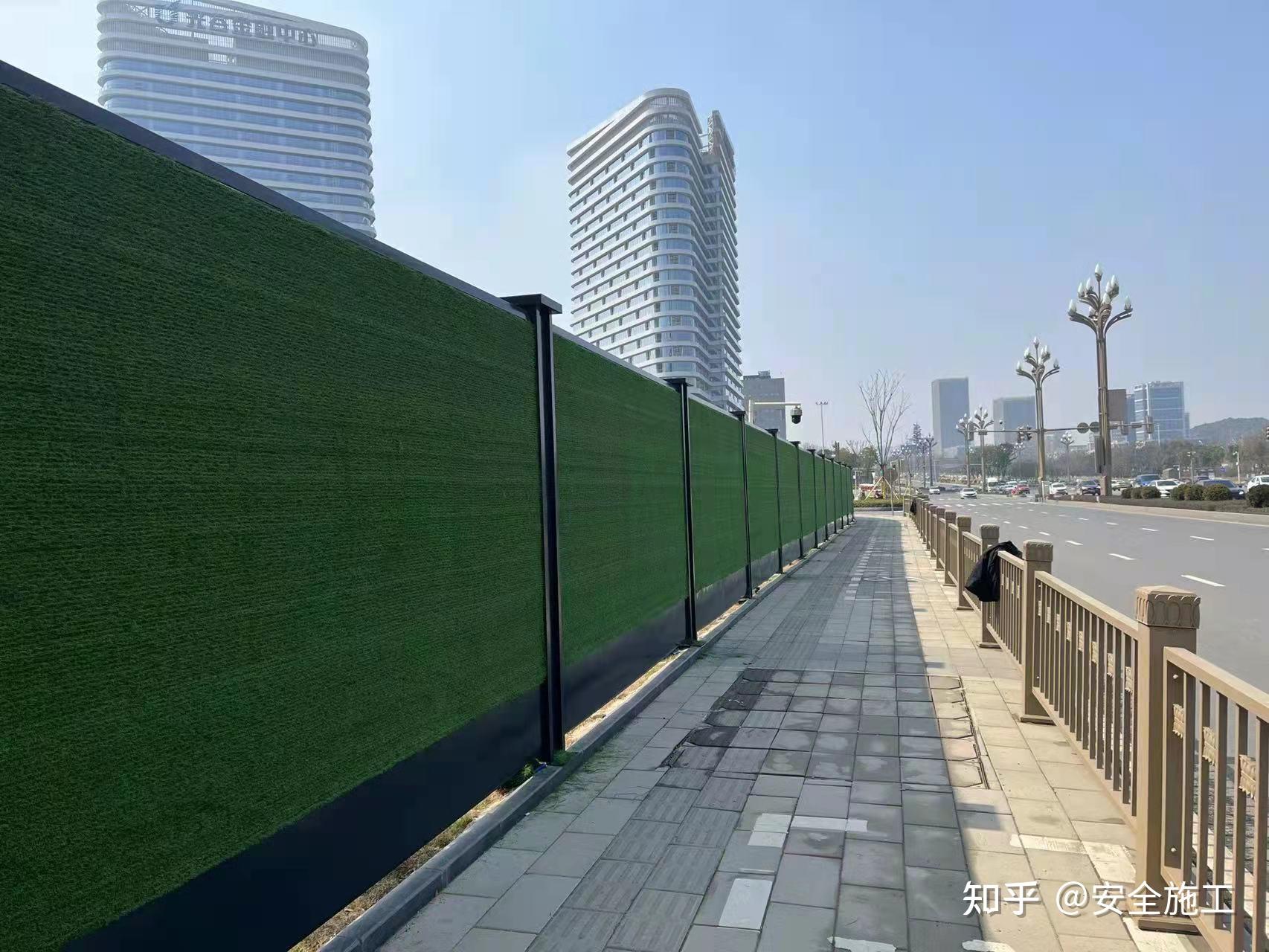 彩鋼圍擋在市政道路工程中的規(guī)范應(yīng)用與價值